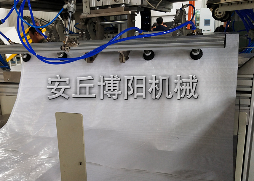 飼料原料全自動包裝碼垛機(jī)的工作原理和特點是什么？