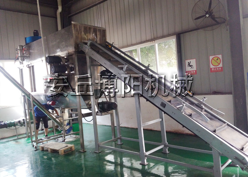 石灰粉自動(dòng)拆包機(jī)的特點(diǎn) 無塵自動(dòng)破袋機(jī)應(yīng)用廣泛